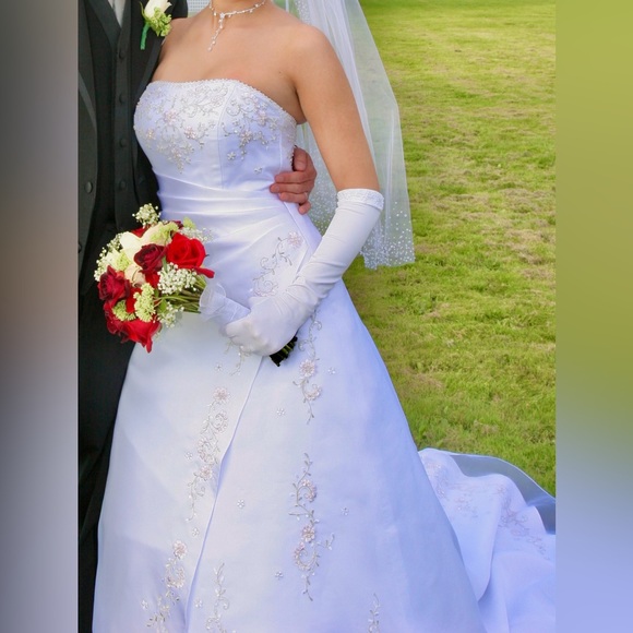 (BUNDLE!) 😍🔥 Wedding Dress, Underskirt, Veil and Bridal Gloves 🥹✨ - Picture 3 of 13